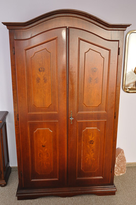 Kleiderschrank mit Intarsien