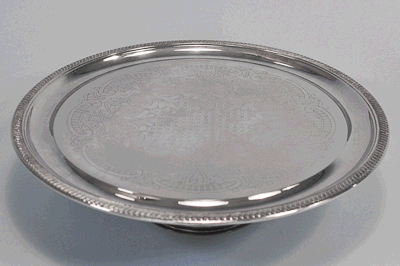 Ziseliertes Tablett mit Sockel, versilbert